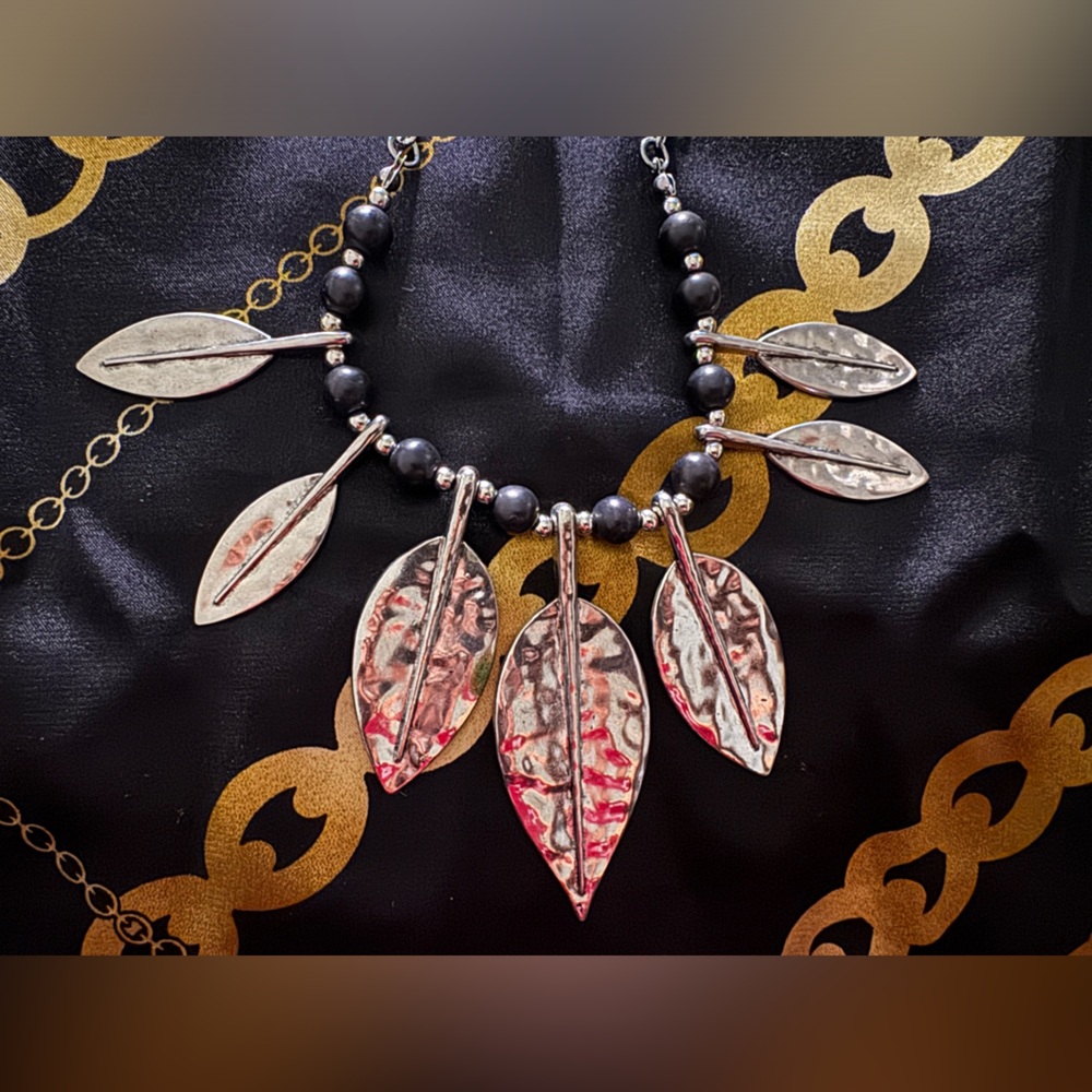 Paparazzi 🍃Leaf Necklace and earrings